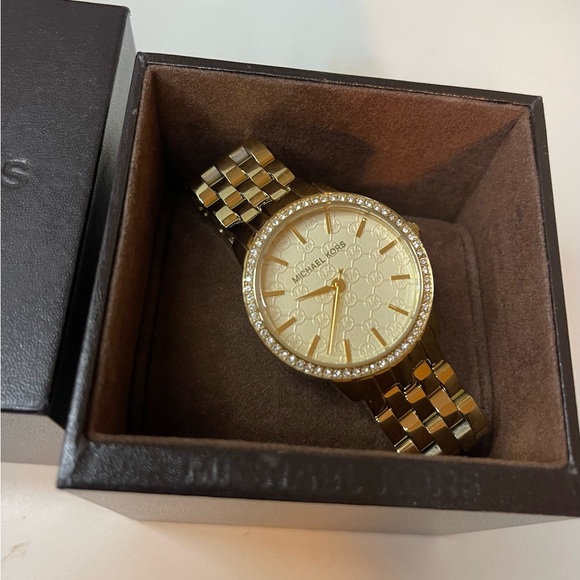 Selling original MichaelKors watch - gold